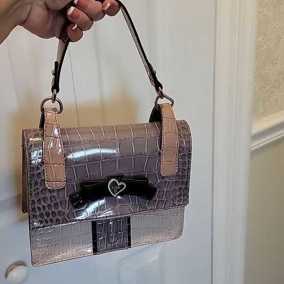 Guess Satchel purse gray animal print bow heart patent leather - Picture 12 of 13